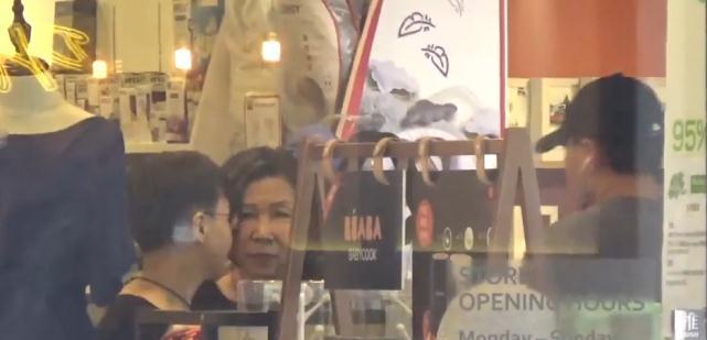 刘恺威有女万事足!为女儿买完开学用品再甜蜜抱5岁女儿出街