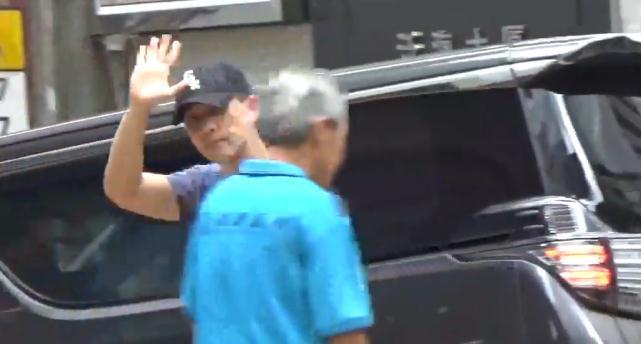 刘恺威有女万事足!为女儿买完开学用品再甜蜜抱5岁女儿出街