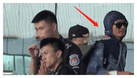 朴树被爆离婚,现身机场吸烟区,恋上W姓一线带娃女星?
