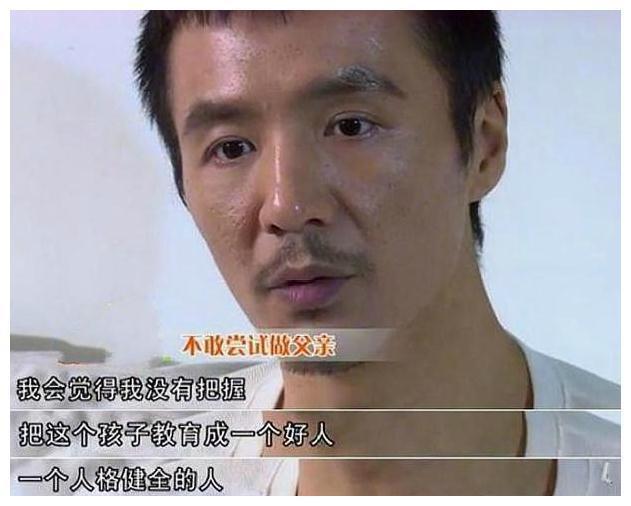 朴树被爆离婚,现身机场吸烟区,恋上W姓一线带娃女星?