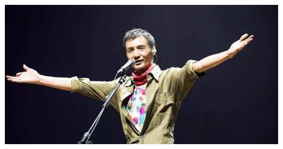 朴树被爆离婚,现身机场吸烟区,恋上W姓一线带娃女星?