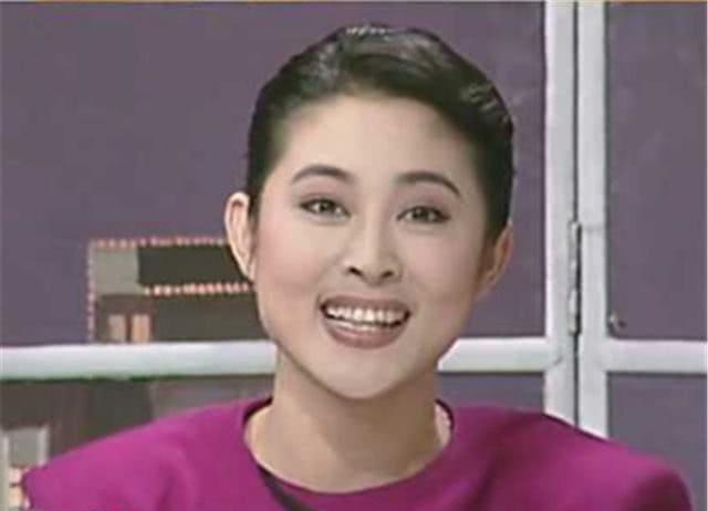 倪萍晒20岁儿子与母亲近照,感叹当初的困难生活,如今感到心酸
