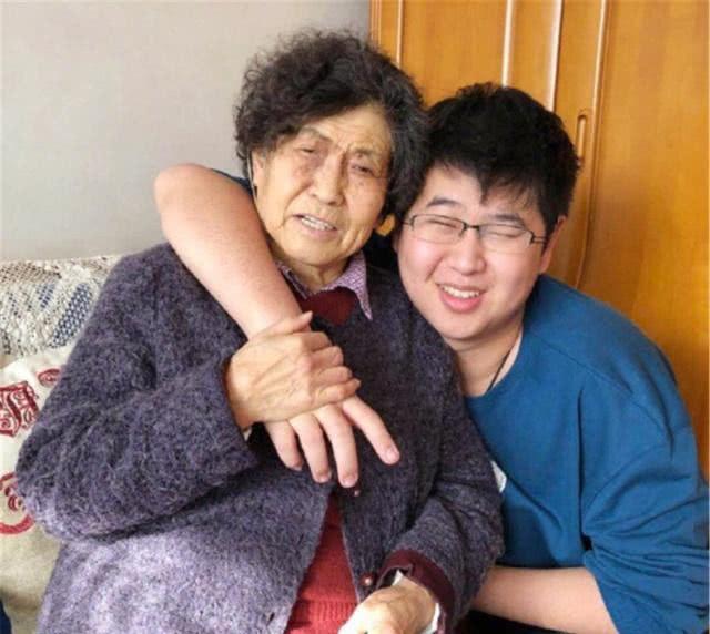倪萍晒20岁儿子与母亲近照,感叹当初的困难生活,如今感到心酸