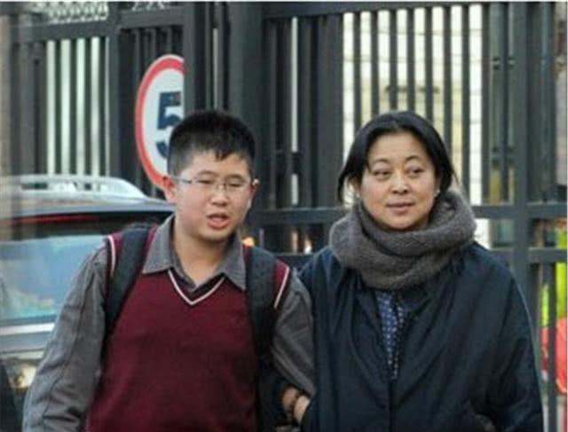 倪萍晒20岁儿子与母亲近照,感叹当初的困难生活,如今感到心酸