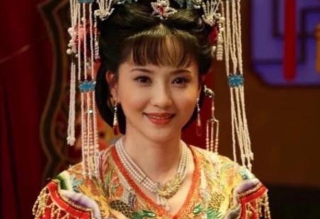 她是国家一级演员,事业巅峰期前夫离世,二婚丈夫身份显赫