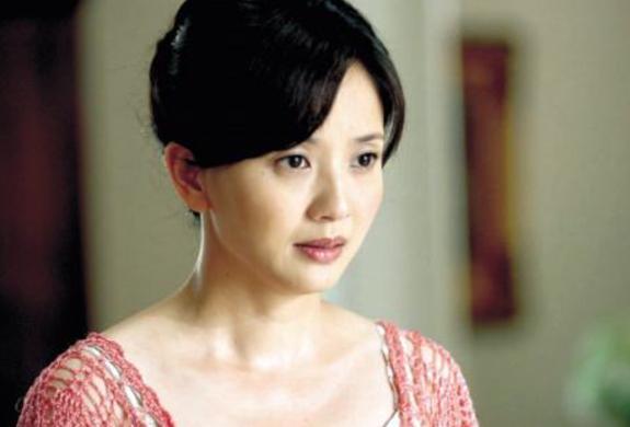 她是国家一级演员,事业巅峰期前夫离世,二婚丈夫身份显赫