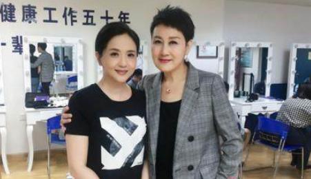 她是国家一级演员,事业巅峰期前夫离世,二婚丈夫身份显赫