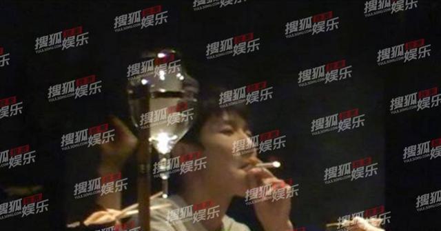 王源被曝吸烟解压，网友直呼路虽长，共担当