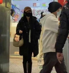 ​杨幂张大大抓娃娃被偶遇，被夸亲和有礼貌，引起热议