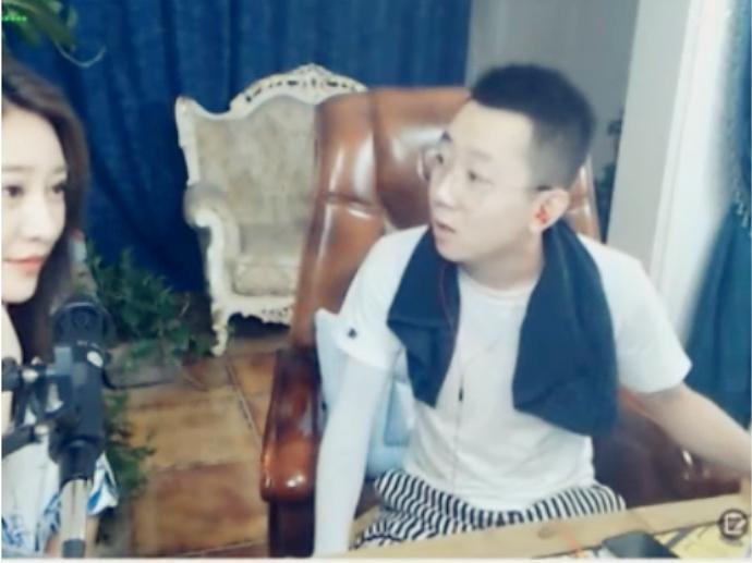 王小源曝光金融高管女友,300元礼物换来一个网红男友,好好珍惜