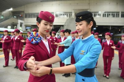 ​旭旭宝宝晒出和当年“空姐”合影，看到旭旭宝宝的表情，网友笑了