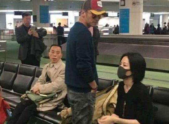 谢霆锋王菲机场再秀恩爱,谢霆锋全程目光都在王菲身上,太甜蜜了