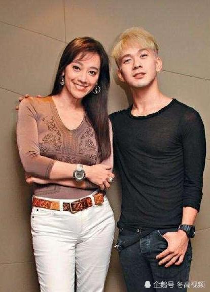 55岁钱小豪近照:一婚娶豪门千金二婚娶圈外人,儿子帅过谢霆锋