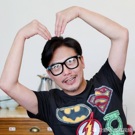 55岁钱小豪近照:一婚娶豪门千金二婚娶圈外人,儿子帅过谢霆锋