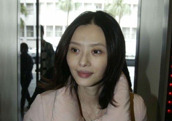 45岁萧淑慎被90后老公嫌老,一气之下去整形,直播中痛哭流涕