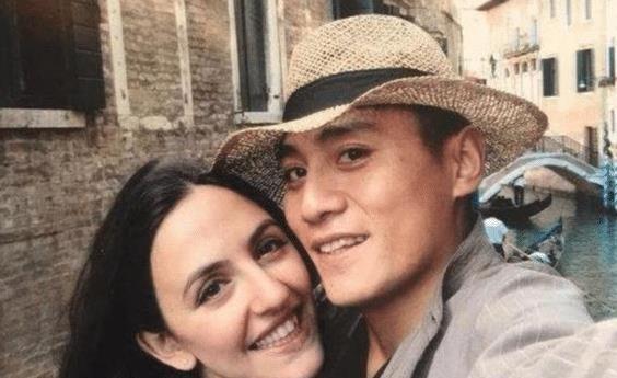 刘烨的女儿刘霓娜长开了,自带嘟嘟唇和妆容感,被评真人芭比娃娃