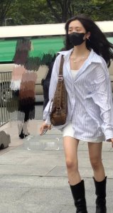 ​网友偶遇黄多多出门逛街 包臀裙配衬衫星光味十足