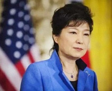 ​朴槿惠最接近死亡的一次：2006年被男子刺伤，11厘米伤口缝60多针