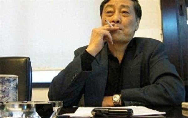 马云雷军黄光裕史玉柱马化腾宗庆后,谁的抽烟姿势最霸气