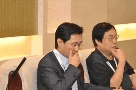 马云雷军黄光裕史玉柱马化腾宗庆后,谁的抽烟姿势最霸气