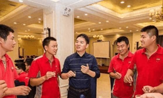 马云雷军黄光裕史玉柱马化腾宗庆后,谁的抽烟姿势最霸气