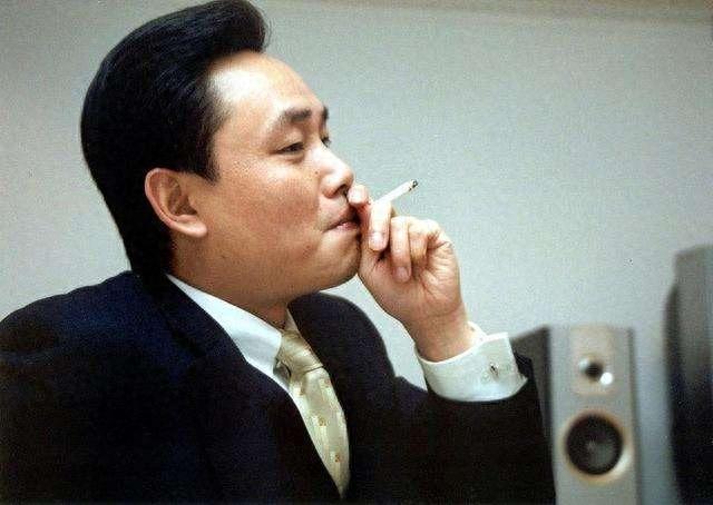 马云雷军黄光裕史玉柱马化腾宗庆后,谁的抽烟姿势最霸气