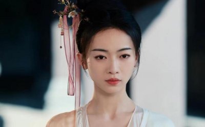 ​长得英俊帅气，却输在“丑手指”上，这位男星的手型太不懂事了
