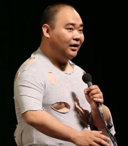 侯宝林的长孙,也是侯派相声唯一传人,如今名气却远远不及岳云鹏