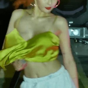 ​泫雅穿吊带在台上跳舞，突然衣服不小心散开，差点酿成走光事故
