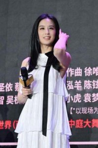 ​黄圣依遭遇质疑，婚姻被指为“洗白”，黑历史频被挖掘，她并非一味单纯的“傻