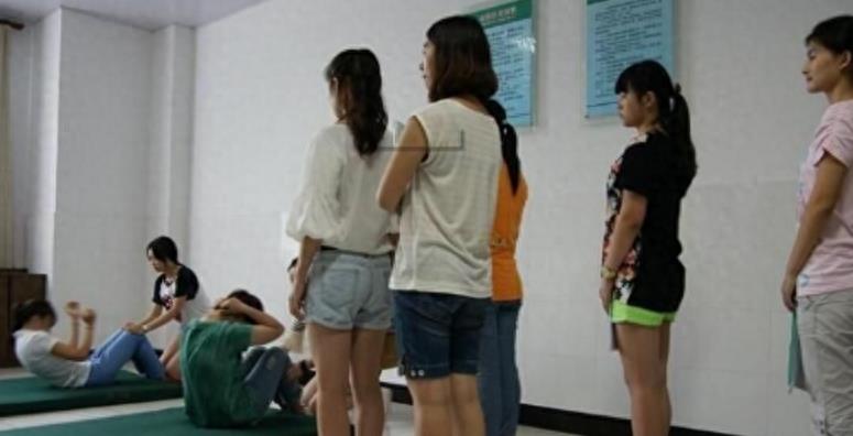 镜头记录女兵入伍前的检查,是你难以想象的严格
