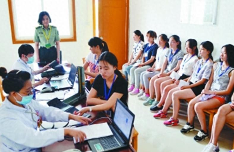 镜头记录女兵入伍前的检查,是你难以想象的严格