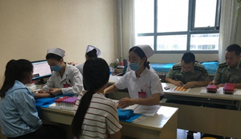 镜头记录女兵入伍前的检查,是你难以想象的严格
