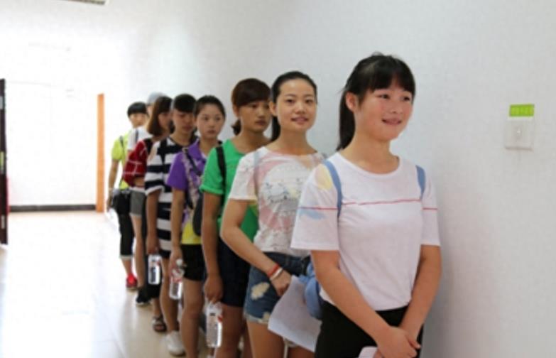 镜头记录女兵入伍前的检查,是你难以想象的严格