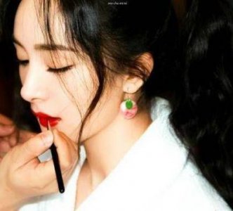 ​杨幂分享旅行瞬间：俏皮可爱宛如少女，疑为小糯米买礼物尽显母爱