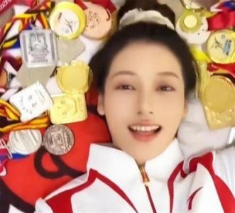 ​吴柳芳：从争议到粉丝暴增的网红之路
