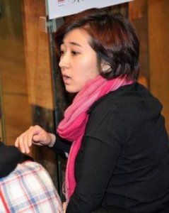 ​73岁张纪中四胎得女，一家六口首曝全家福，小龙珠正脸神似爸爸
