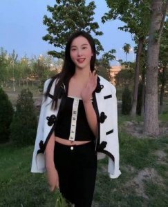 ​谢孟伟与老婆郭珊珊的爱情故事：从同学到幸福家庭