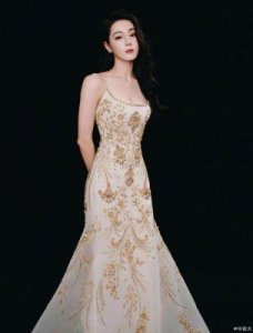 ​迪丽热巴魅力尽显：抹胸珍珠高定裙展现性感优雅