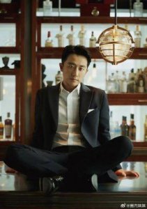 ​四年后正式公开恋情，黄轩分享与女友合影，女方气质出众令人称羡
