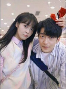​张佳宁个人简介及婚姻状况：她是否已婚，与屈楚萧的关系如何？