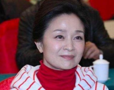 ​62岁刘莉莉的丈夫竟然是他，看清正脸后，难怪结婚多年恩爱零绯闻