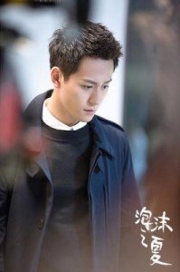 ​《泡沫之夏：沈建宏疑有新恋情，与神秘美女在摩天轮上激情热吻》