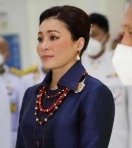 ​诗妮娜贵妃38岁生日无人关注？曾与泰王穿情侣装庆祝，现今地位下滑