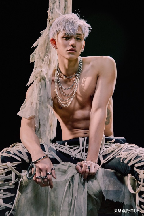 酷拽boy黄旭熙这画报绝了！银发腹肌朋克时尚造型，尽显男人魅力