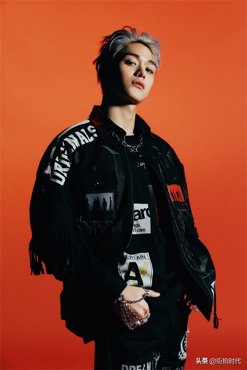 酷拽boy黄旭熙这画报绝了！银发腹肌朋克时尚造型，尽显男人魅力