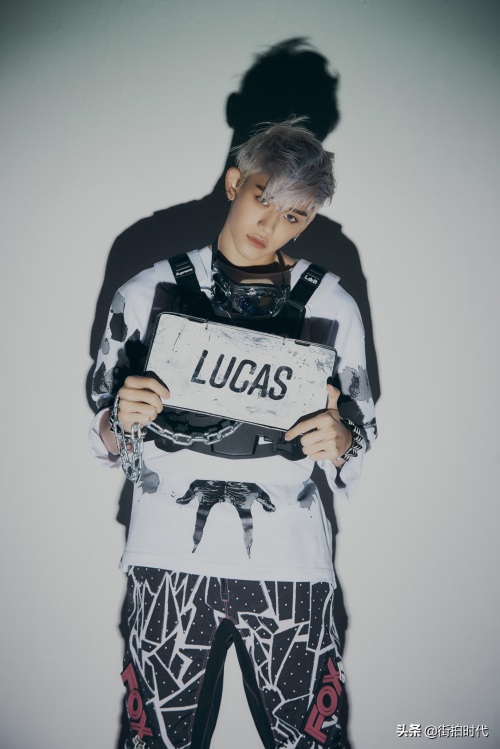 酷拽boy黄旭熙这画报绝了！银发腹肌朋克时尚造型，尽显男人魅力