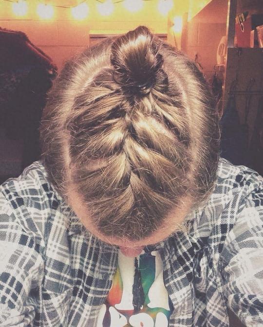 男生 扎辫子 发型图