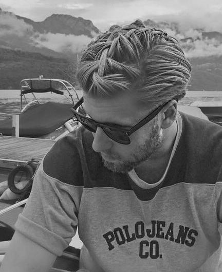 男生 扎辫子 发型图