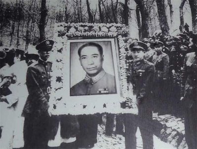 ​戴笠死前陪他过夜的最后一个女人，42年后出书说：戴笠是死于自杀